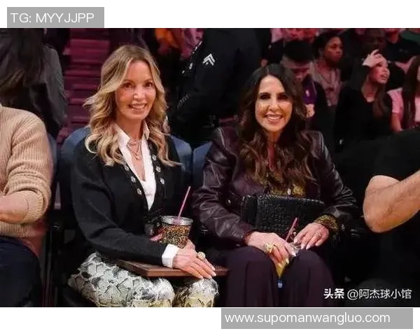 文胖：湖人被收购后，巴斯家族的每个子女都获得了9亿多美元